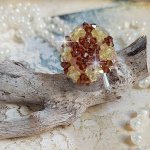 Bague Etoilée montée avec des perles cristal de Swarovski, rocailles et facettes verre de bohème